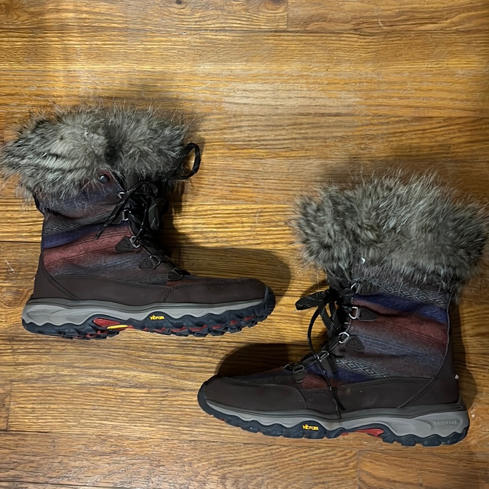 Eddie Bauer Women’s Timber Solstice Mid Fur Trimmed Boot, Size 10